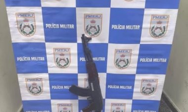 *Réplica de fuzil é encontrada sobre carro em Araruama*