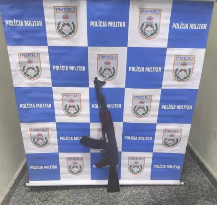 *Réplica de fuzil é encontrada sobre carro em Araruama*